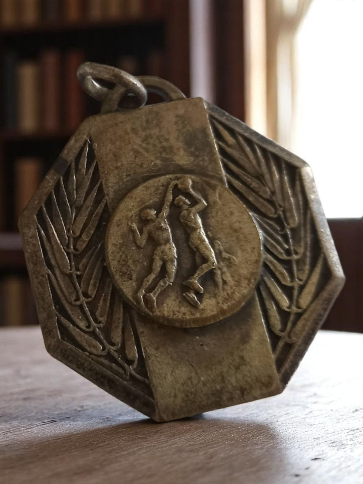 Médaille basket vintage métal, trophée rétro octogonal, joueur relief