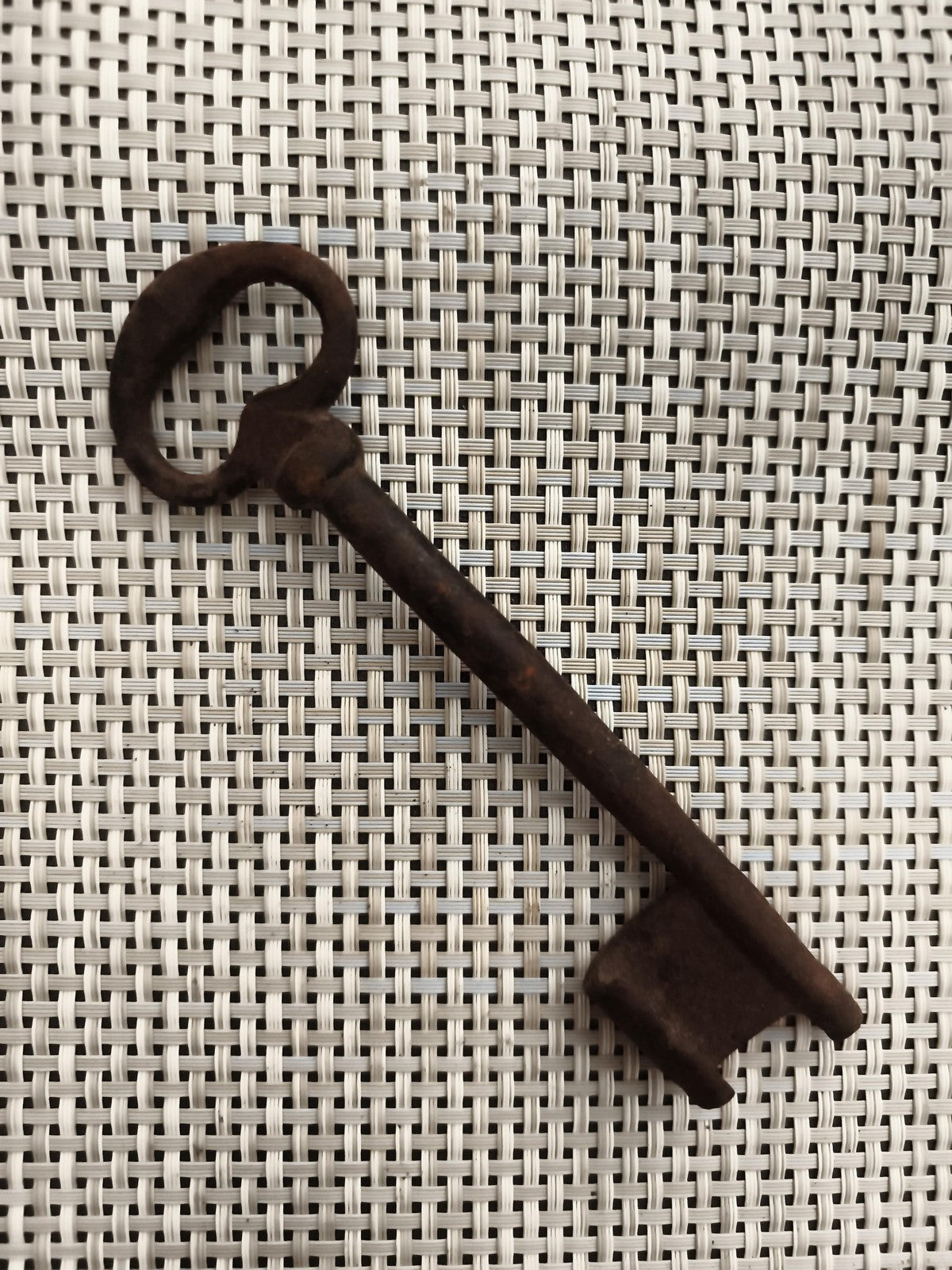 Ancienne clé de château en métal, patine foncée, vintage serrure porte