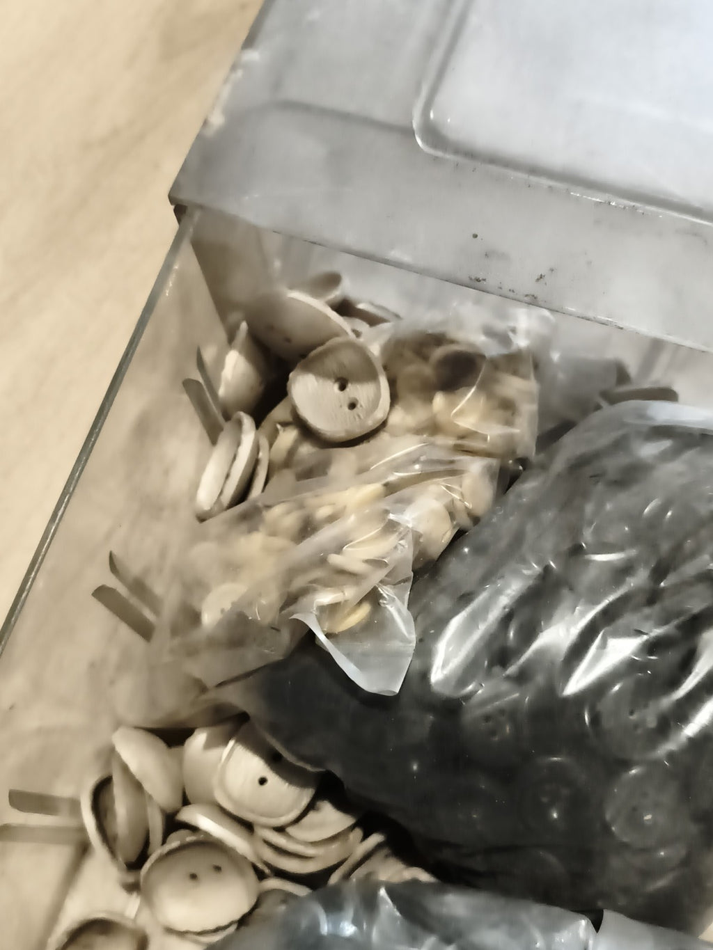 Lot de boutons anciens vintage mercerie, deadstock, boîte vrac couture