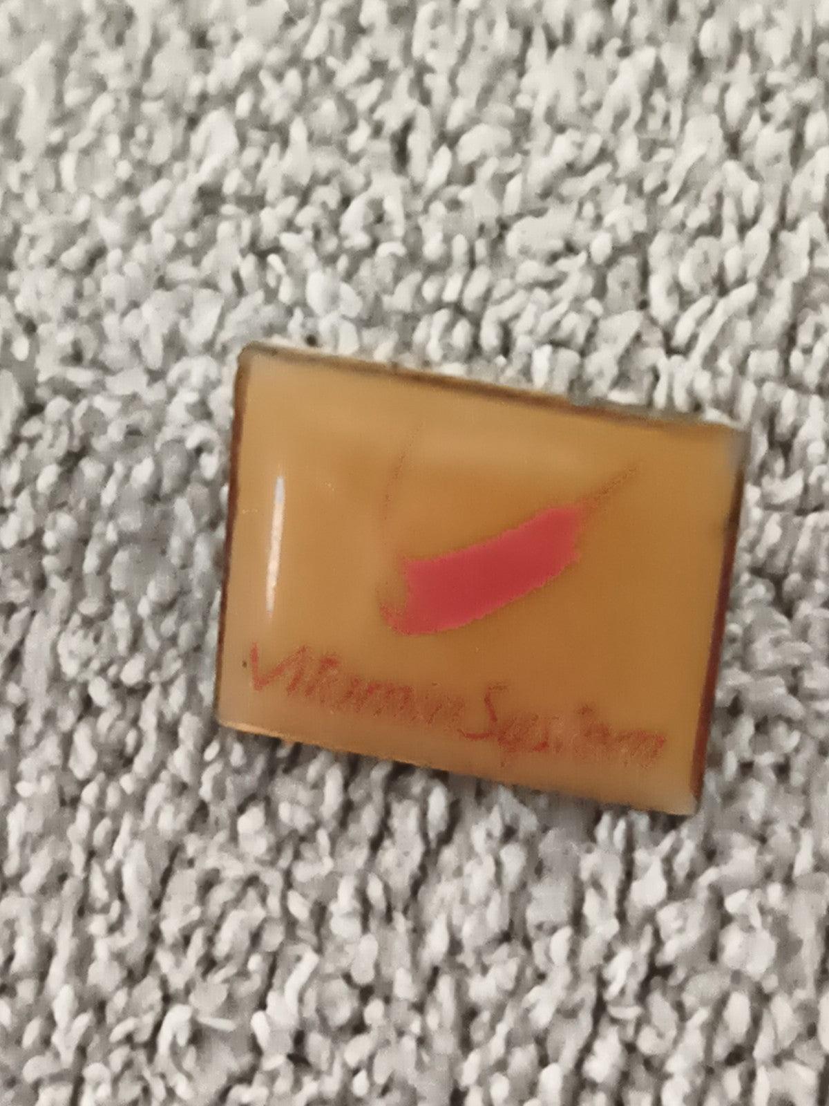 Pin's vintage Vitamin System logo rectangulaire orange rouge (Ref 9)