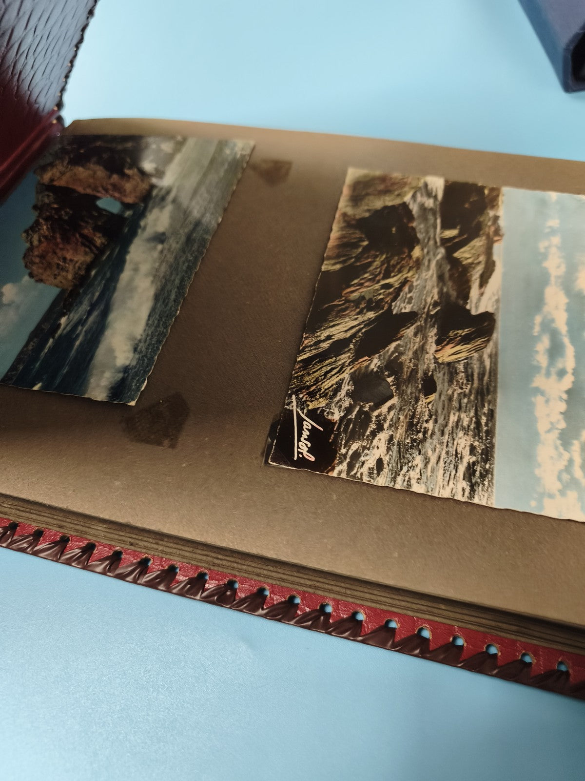 Classeur photographies de voyages couverture marron à motifs losanges