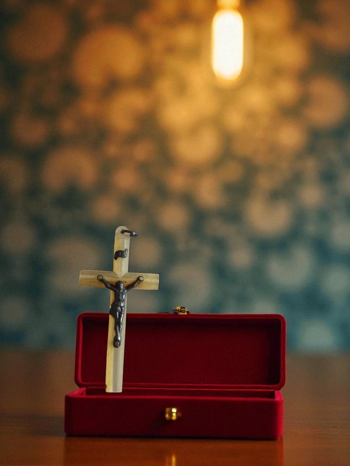 Ancien pendentif croix catholique vintage en nacre, crucifix rétro avec étui