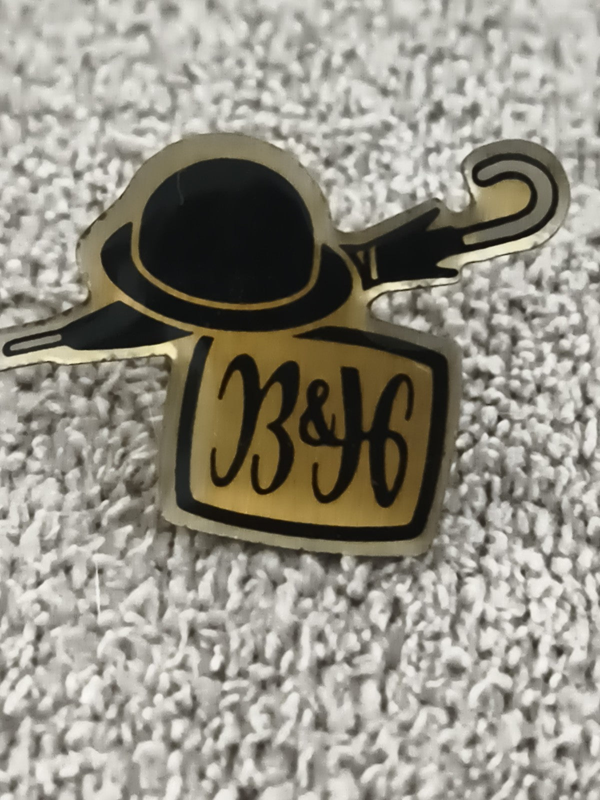 Pin's vintage B&H chapeau melon parapluie, badge rétro années 80 (Ref 7)