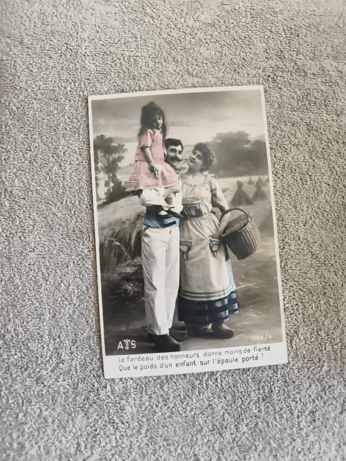 CPA famille père enfant épaule scène colorisée début XXe A. Noyer