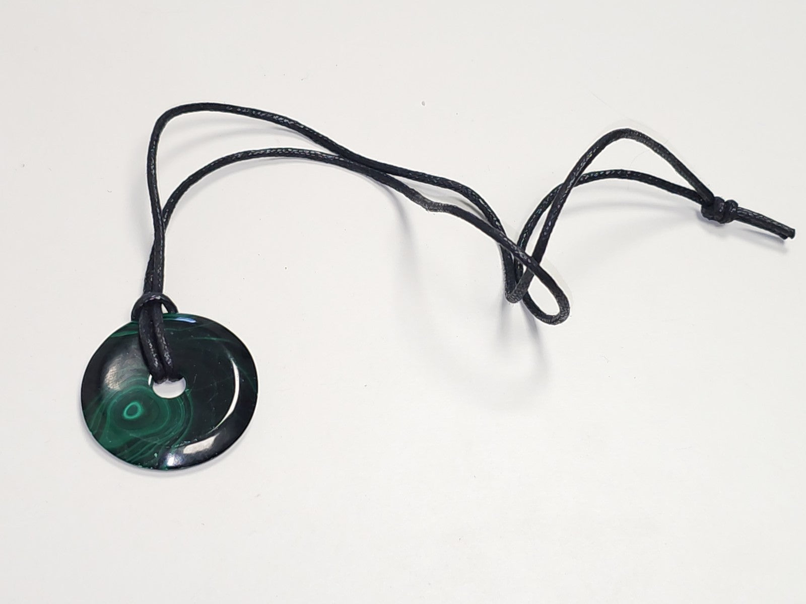 Collier pendentif donut en pierre naturelle malachite verte élégante femme