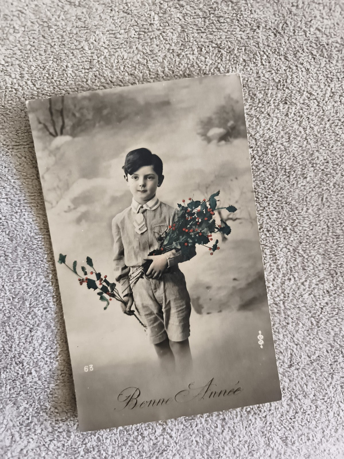 Carte photo Bonne Année enfant garçon houx CPA ancienne noir et blanc