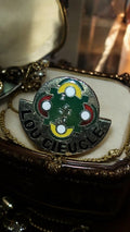 Pin's vintage Lou Cieucle émaillé années 80 motif vert jaune rouge