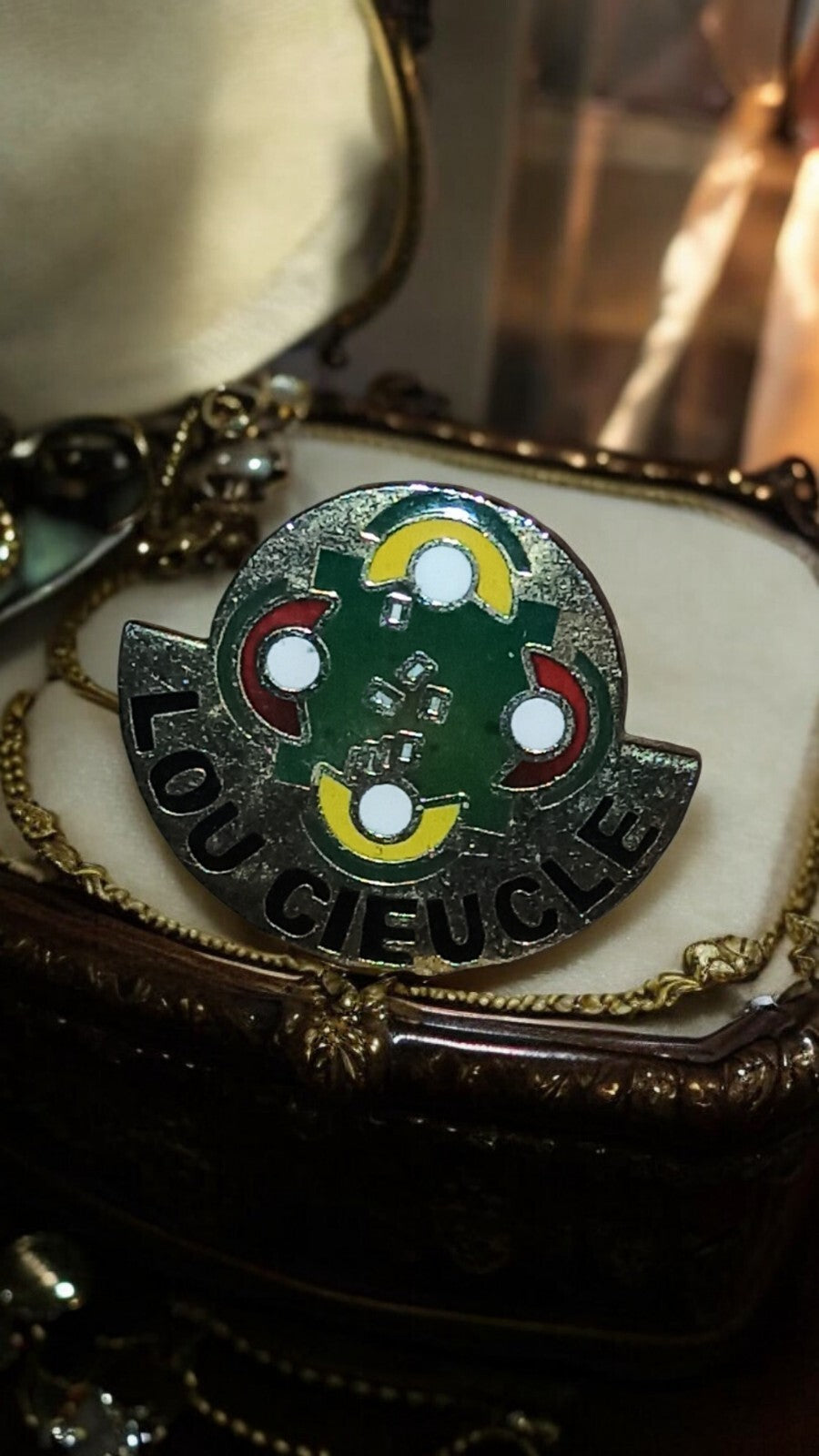 Pin's vintage Lou Cieucle émaillé années 80 motif vert jaune rouge
