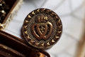 Bouton costume décor couronne lys France XIXe siècle – pièce historique authenti
