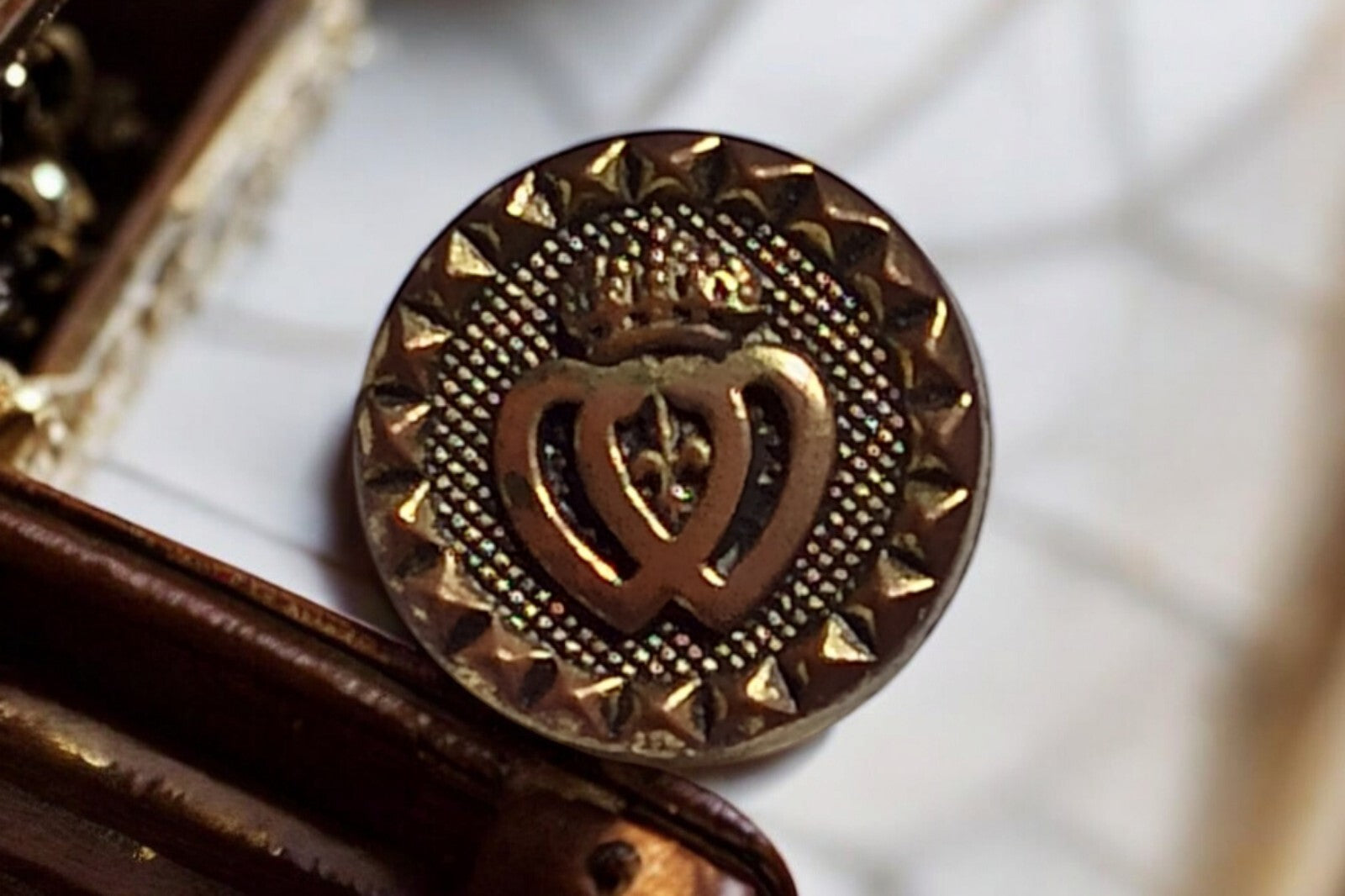 Bouton costume décor couronne lys France XIXe siècle – pièce historique authenti