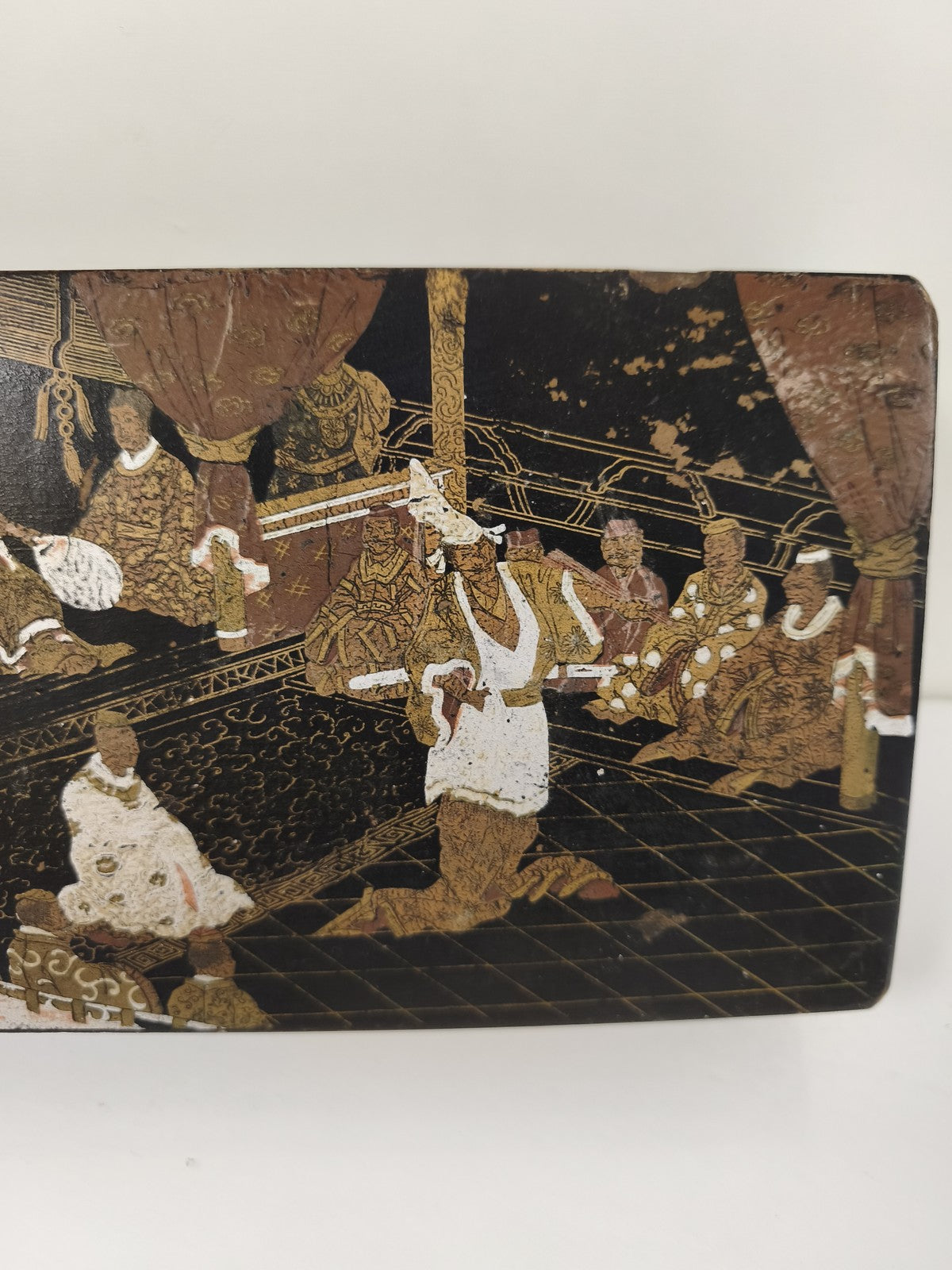 Boîte carton bouilli laqué noir, scène de cour orientale, XIXe siècle