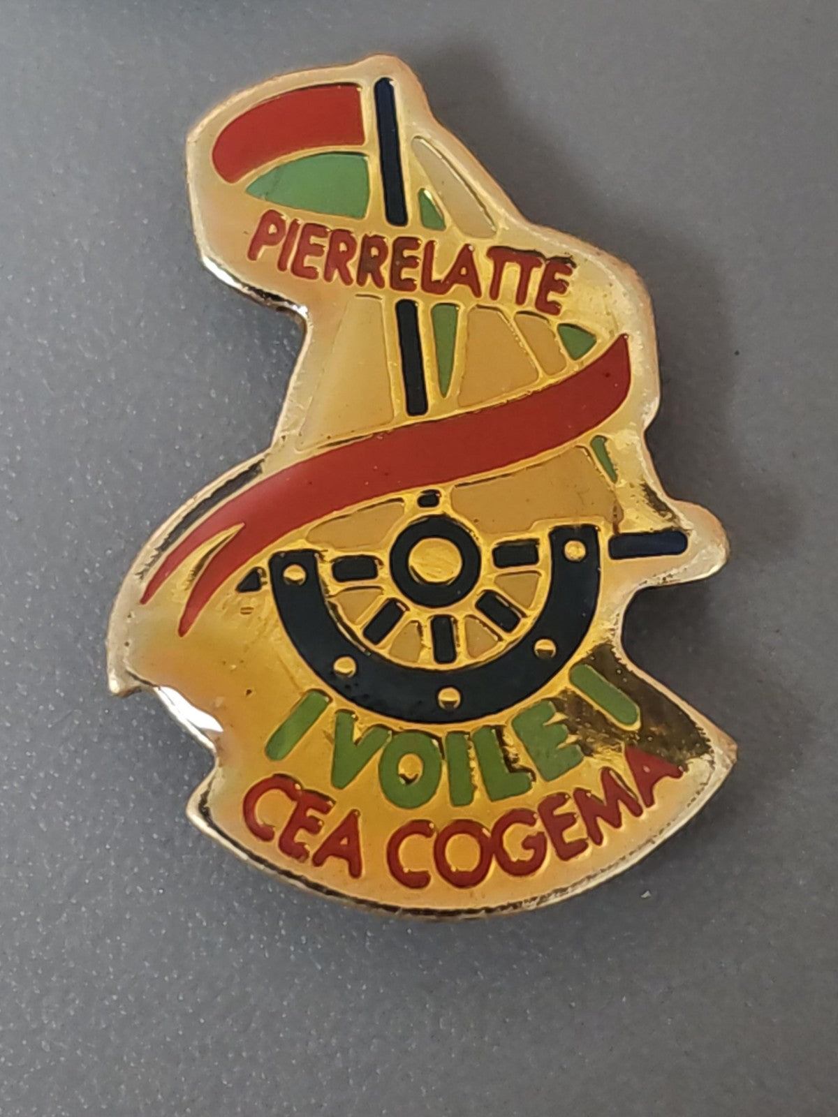 Pin's rétro ancien Pierrelatte collection badge vintage souvenir France