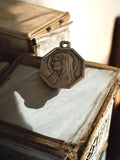 Pendentif religieux ancien doré, médaille Vierge octogonale vintage métal