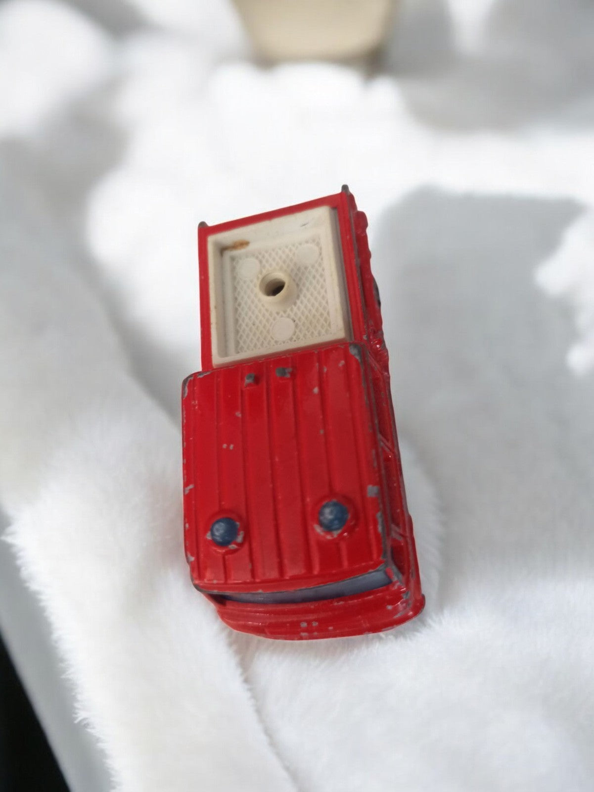 Véhicule miniature ancien rouge jouet rétro vintage d'occasion rare