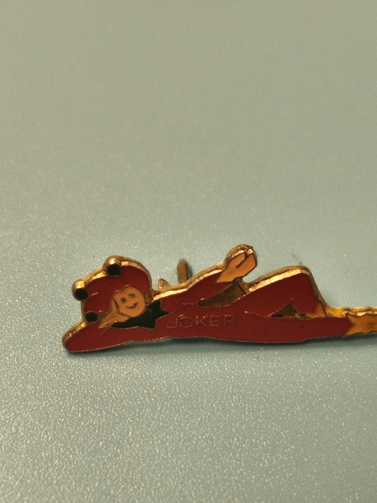 Vintage pin's joker émaillé silhouette rouge, collection ancien badge (Ref 8)