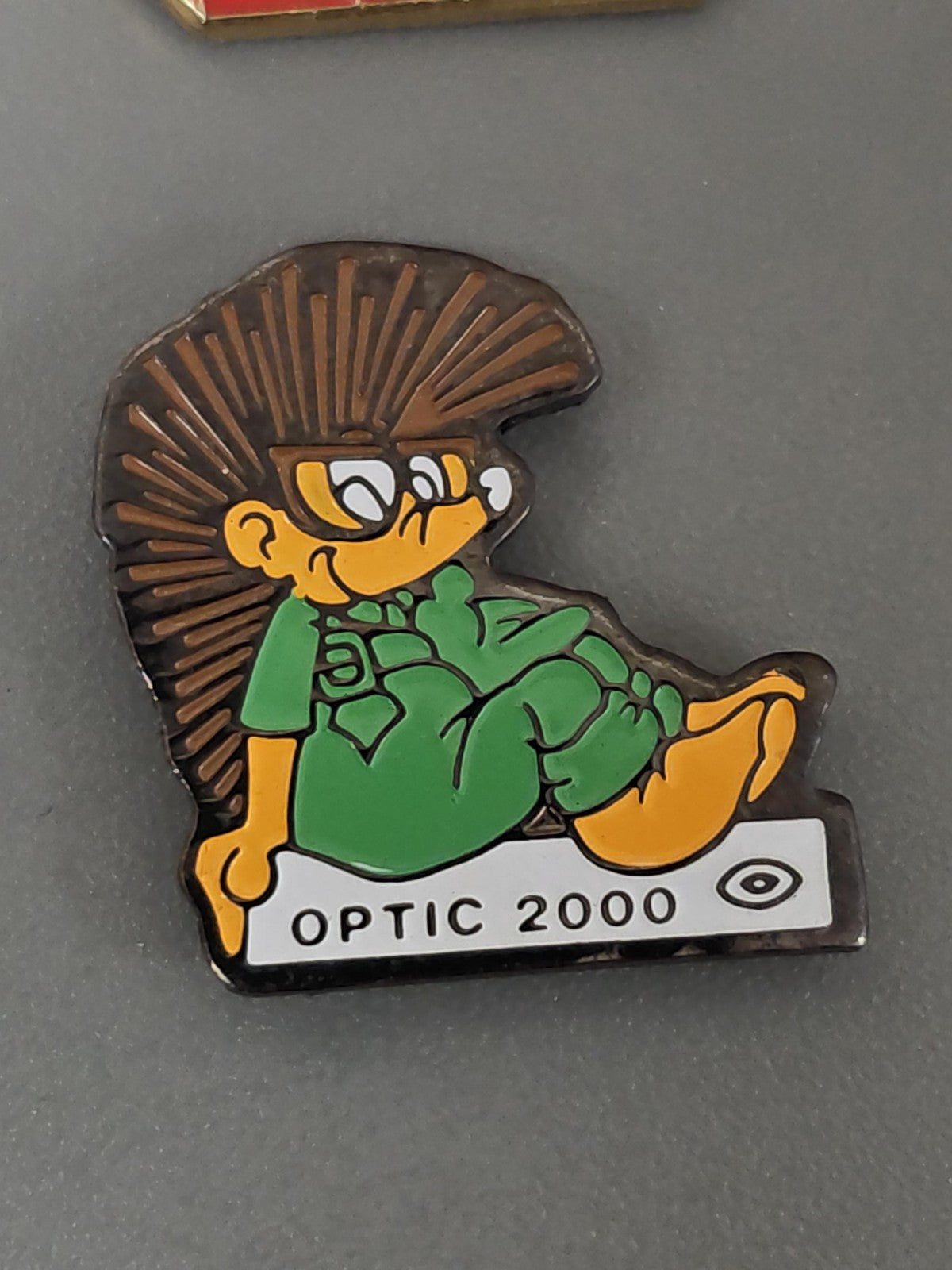 Pin's ancien Optic 2000 rétro, badge publicitaire collection vintage lunettes Fr