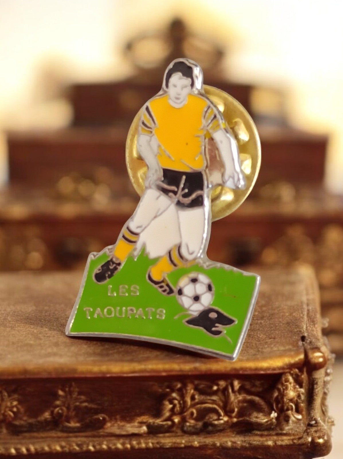 Pin's vintage football Les Taoupats joueur émaillé rétro sport jaune noir