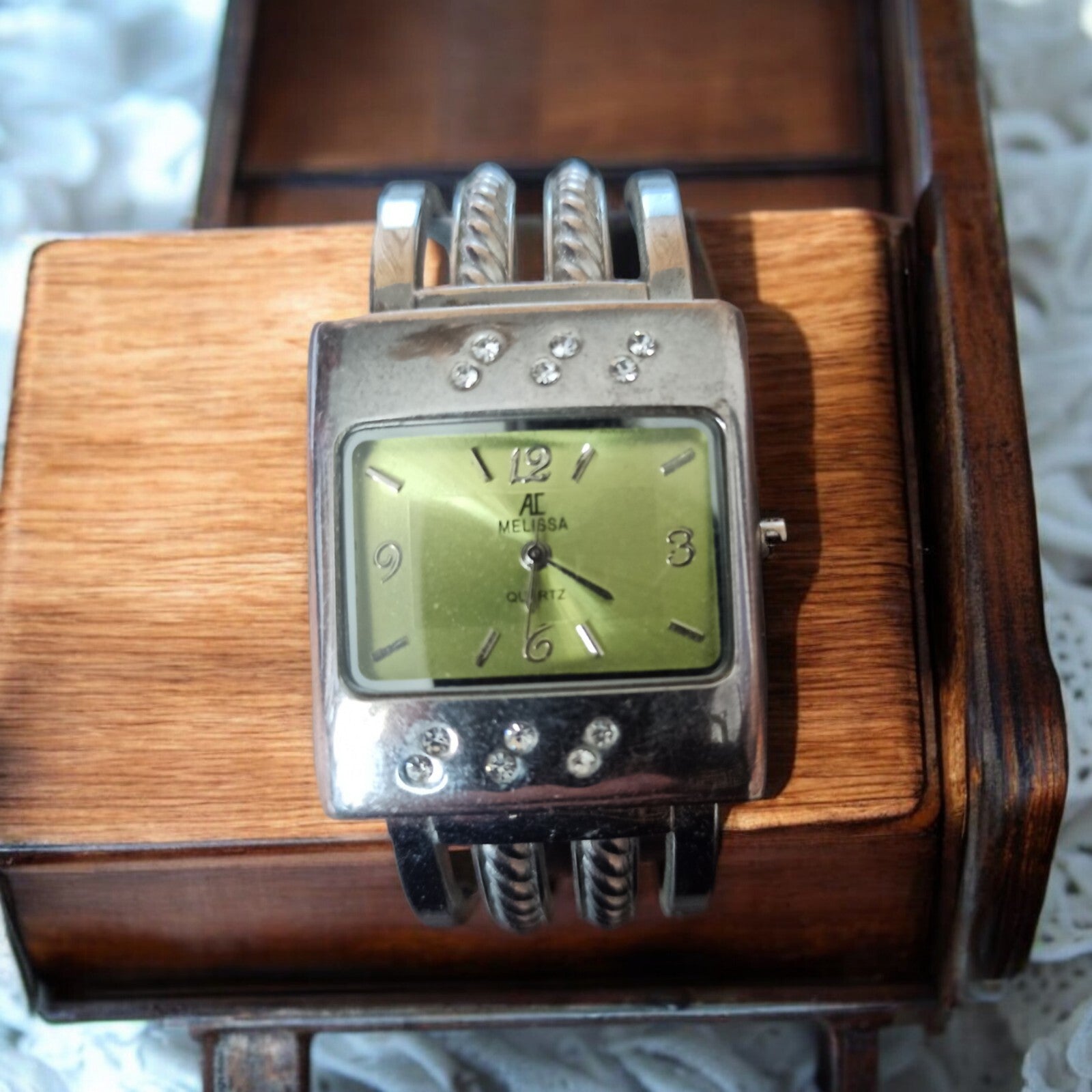 Montre femme AC Mélissa quartz vert, cadran carré, strass, bracelet ajustable