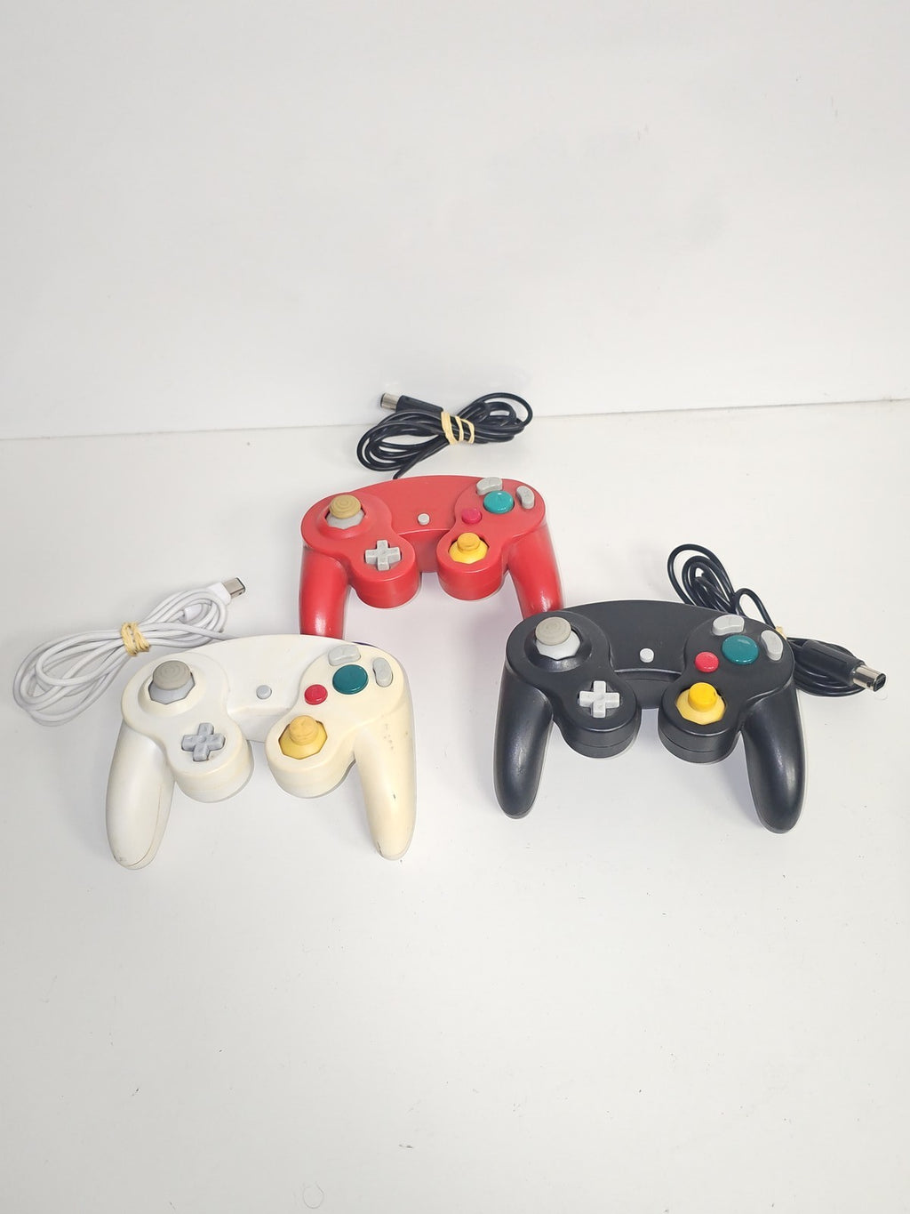 Lot 3 manettes filaires compatibles Gamecube génériques non testées en l'état
