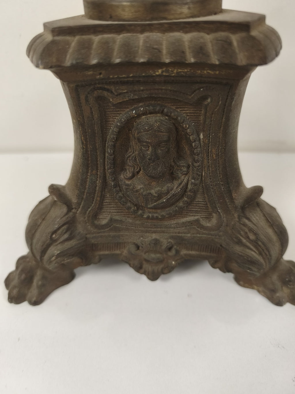 Ancien grand pique-cierge d?autel métal patiné, monté en lampe socle tripode