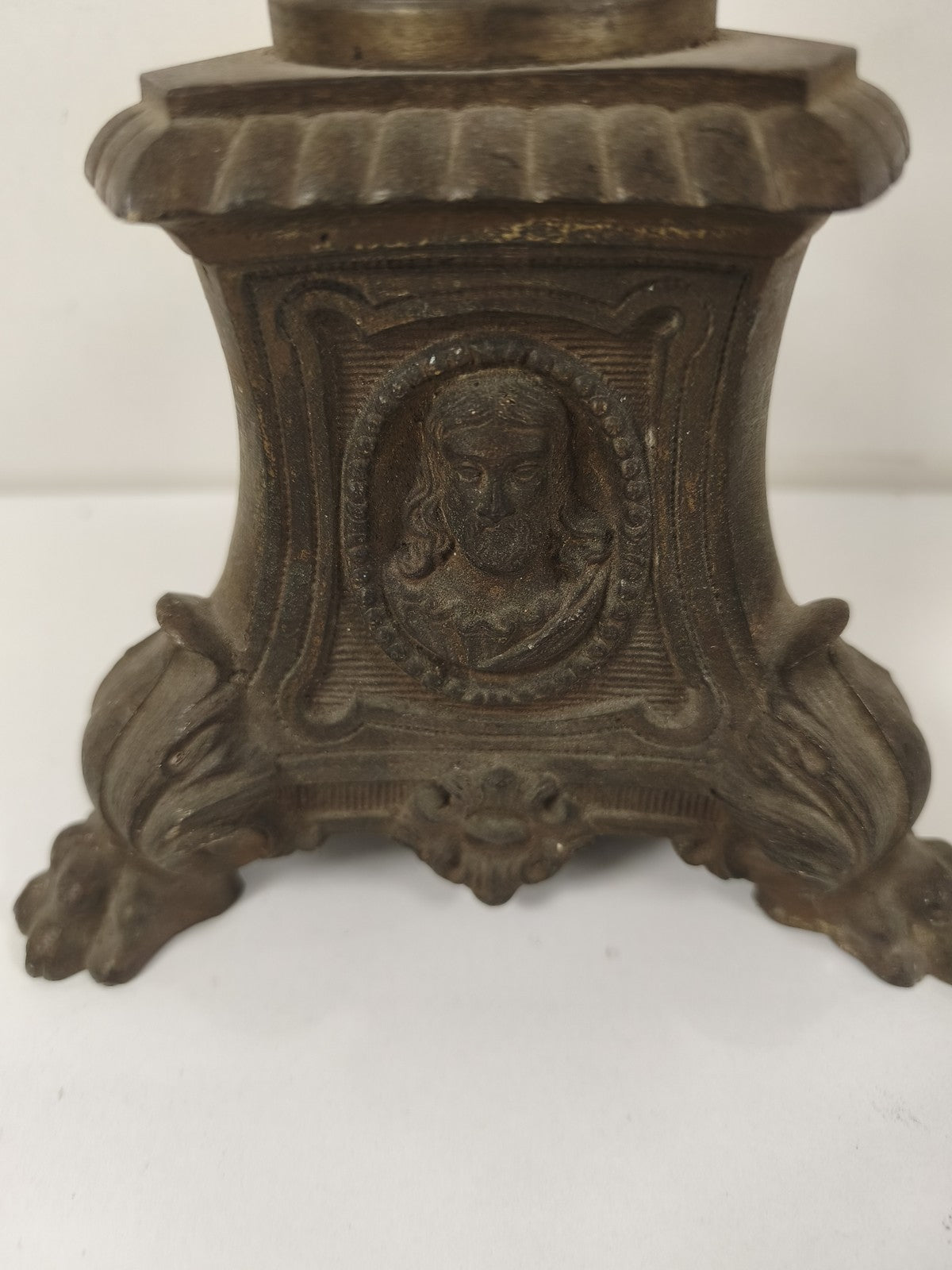 Ancien grand pique-cierge d?autel métal patiné, monté en lampe socle tripode