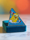 Pin's publicitaire vintage métal SICCARDI Pom Prop triangle émaillé fromage