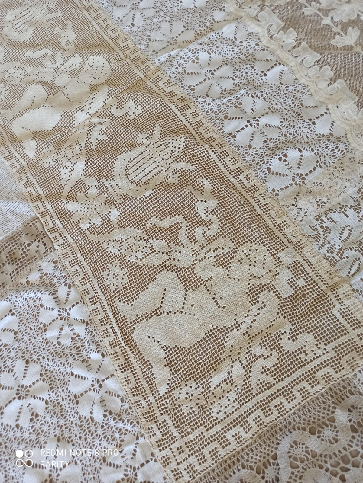 Tapis brodé dentelle motifs anges religieux XIXe décor floral 210x190 cm
