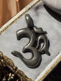 Pendentif vintage métal OM Marseille, symbole spirituel ancien, gris patiné