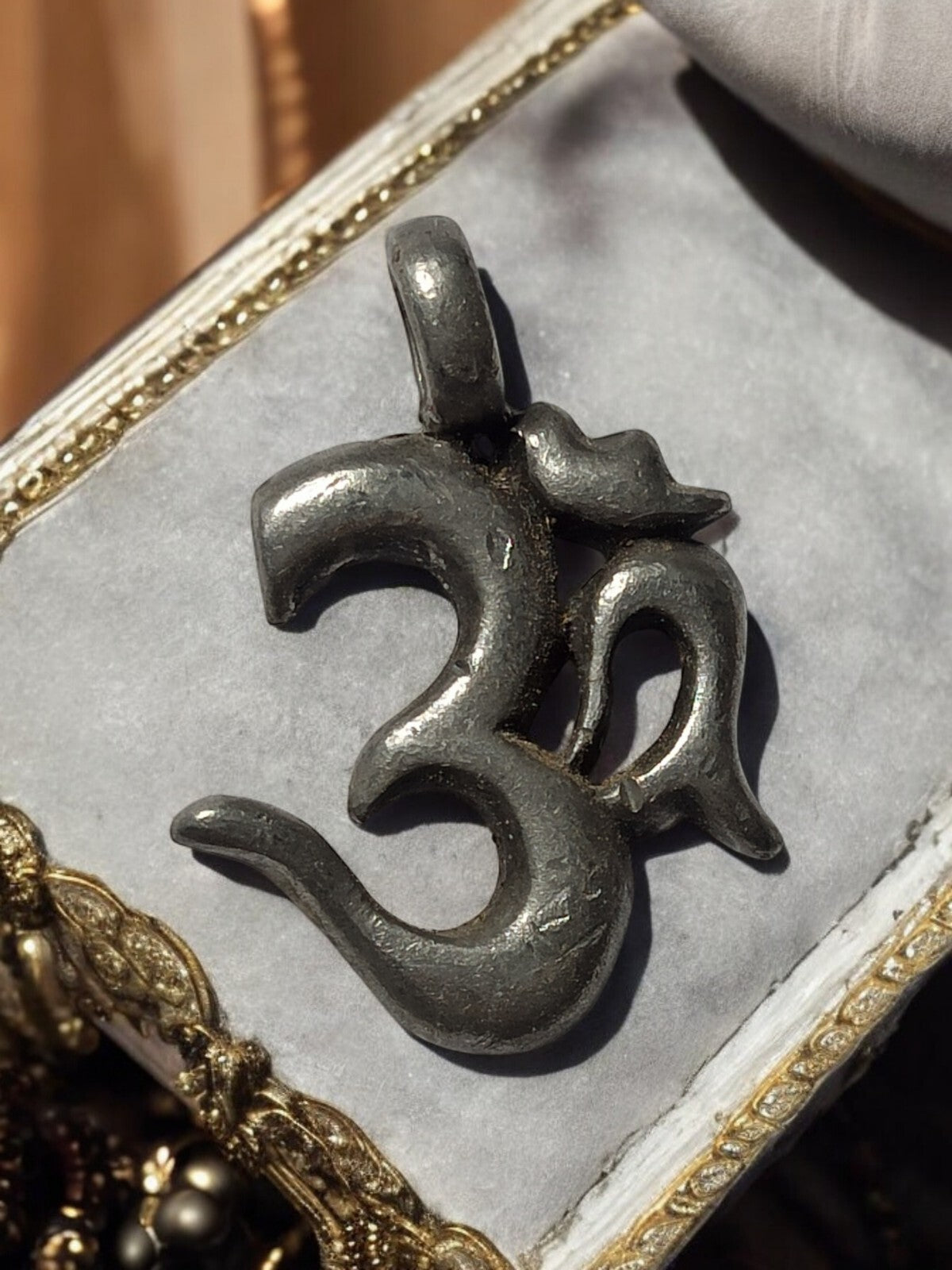 Pendentif vintage métal OM Marseille, symbole spirituel ancien, gris patiné