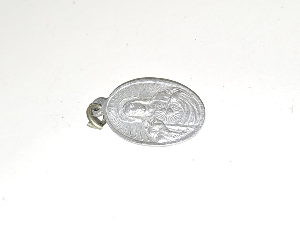 Ancien pendentif religieux catholique vintage en métal, objet de piété collectio