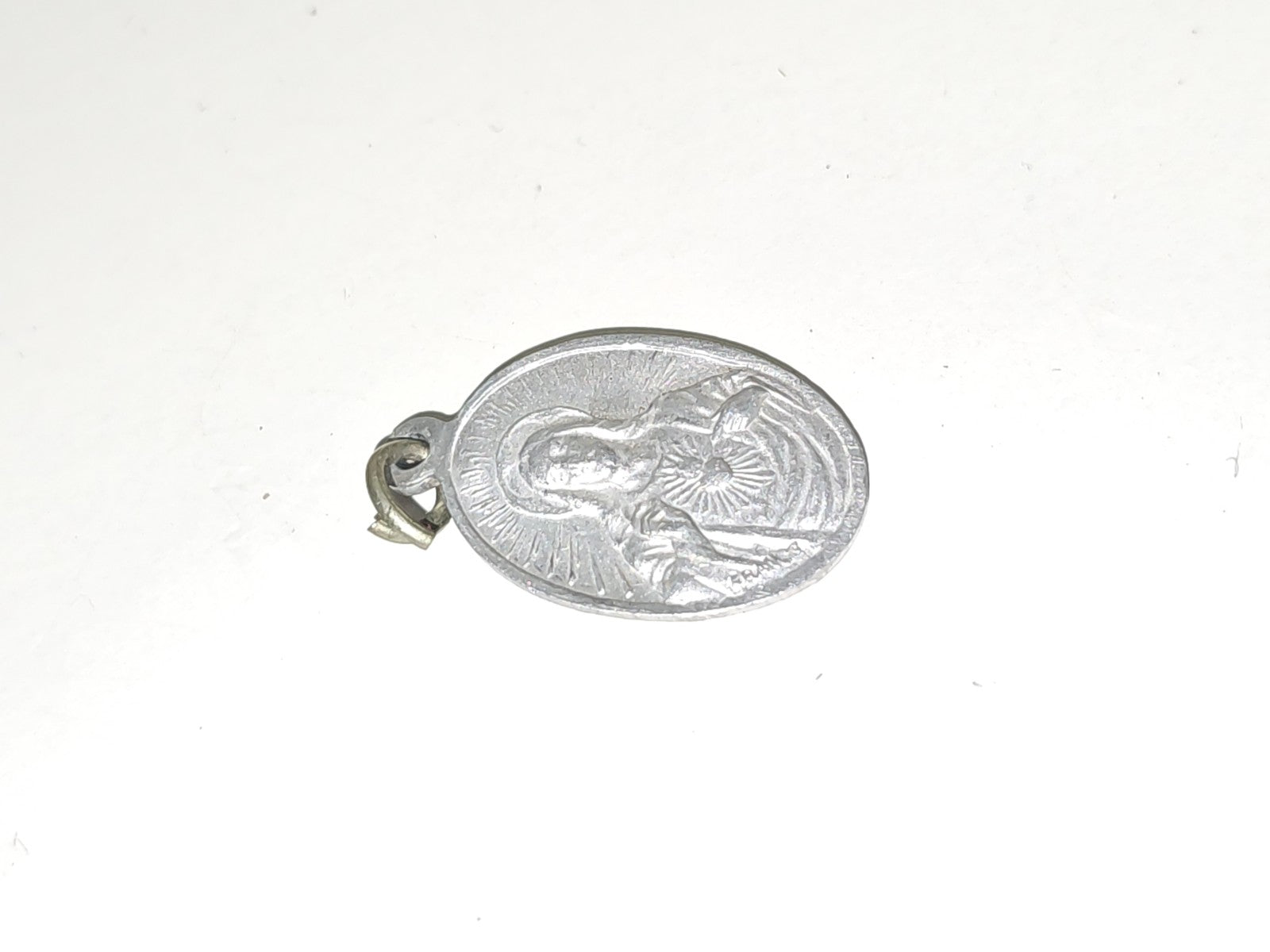 Ancien pendentif religieux catholique vintage en métal, objet de piété collectio