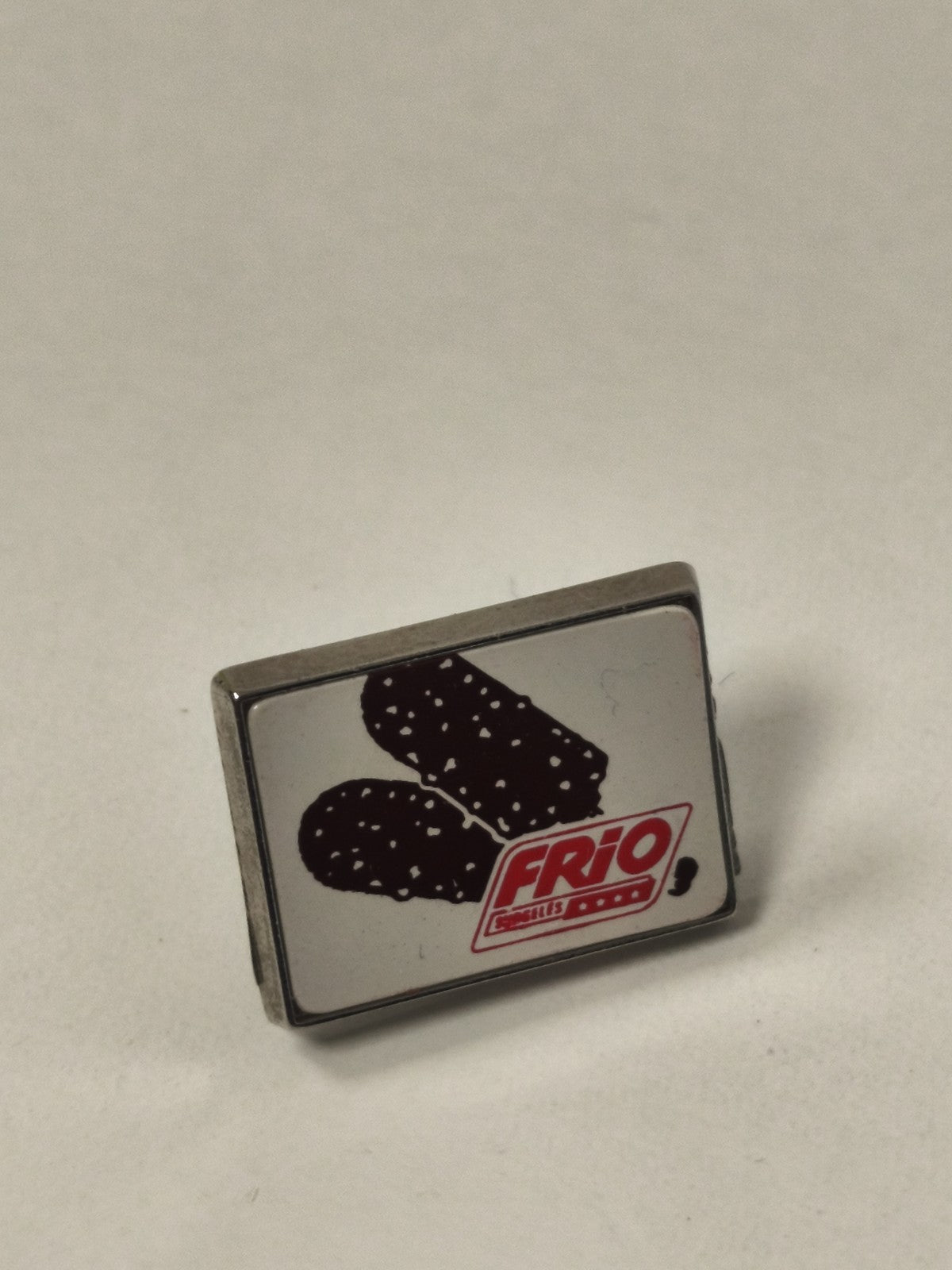 Pin's ancien rétro FRIO vintage pour collectionneur objet publicitaire rare