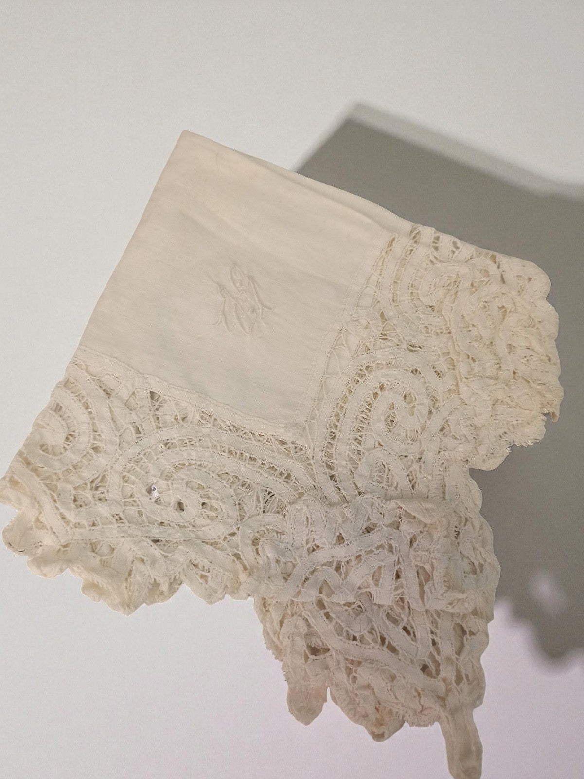 Serviette ancienne brodée dentelle vintage années 50 linge rétro déco
