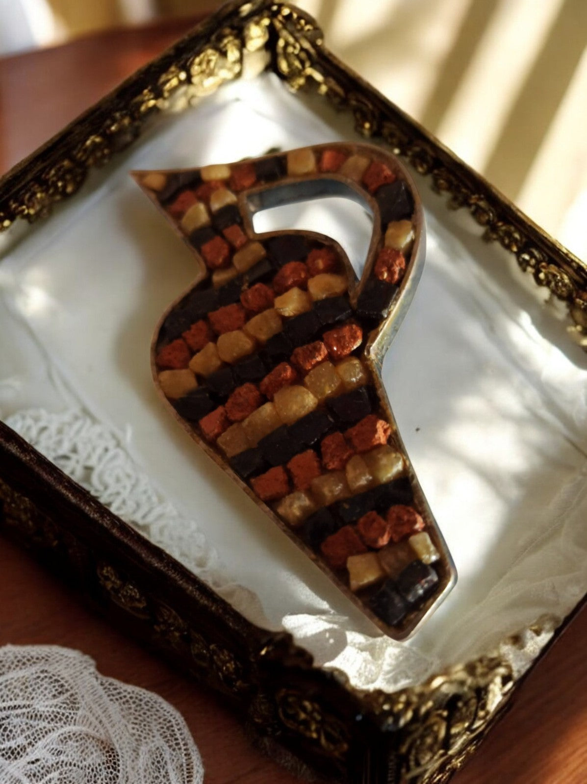Broche vintage amphore mosaïque, bijou fantaisie rétro, tons bruns orangés