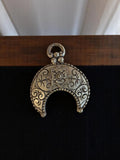 Pendentif vintage en métal motif floral, années 50, bijouterie rétro