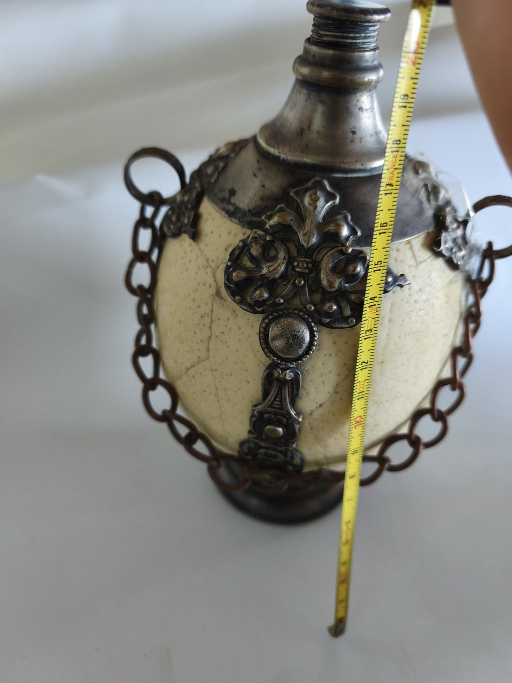 ?uf d?autruche ancien transformé en bouteille, métal argenté à décor ajouré