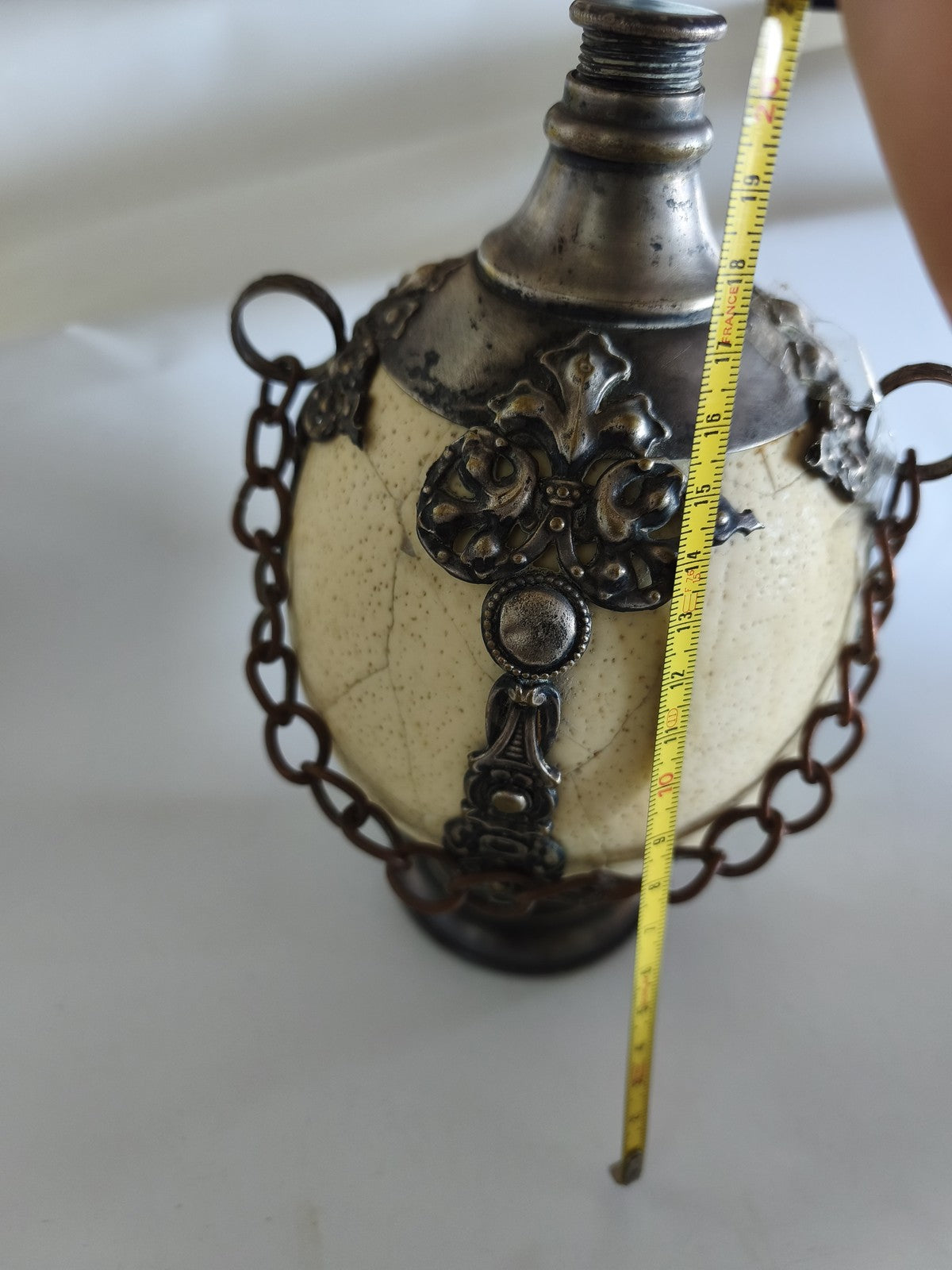 ?uf d?autruche ancien transformé en bouteille, métal argenté à décor ajouré