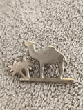 Pin's vintage silhouette chameau palmier métal, badge ancien désert (Ref 4)