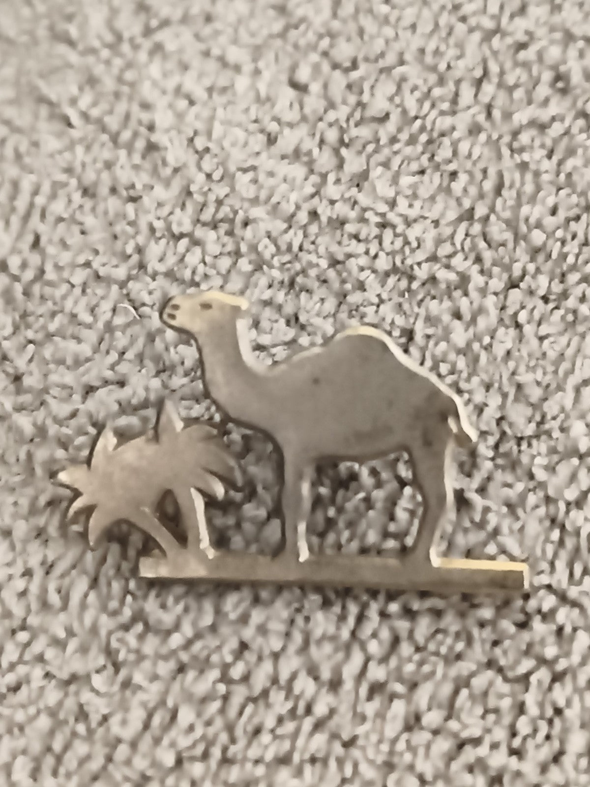 Pin's vintage silhouette chameau palmier métal, badge ancien désert (Ref 4)