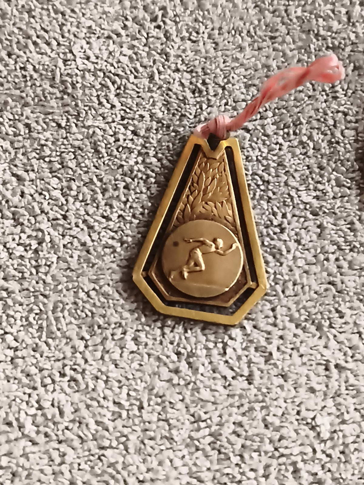 Médaille ancienne pentagonale athlétisme finition dorée vintage sport