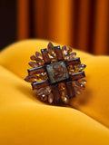 Broche vintage strass ambre motif central carré rétro – Bijou fantaisie ancien
