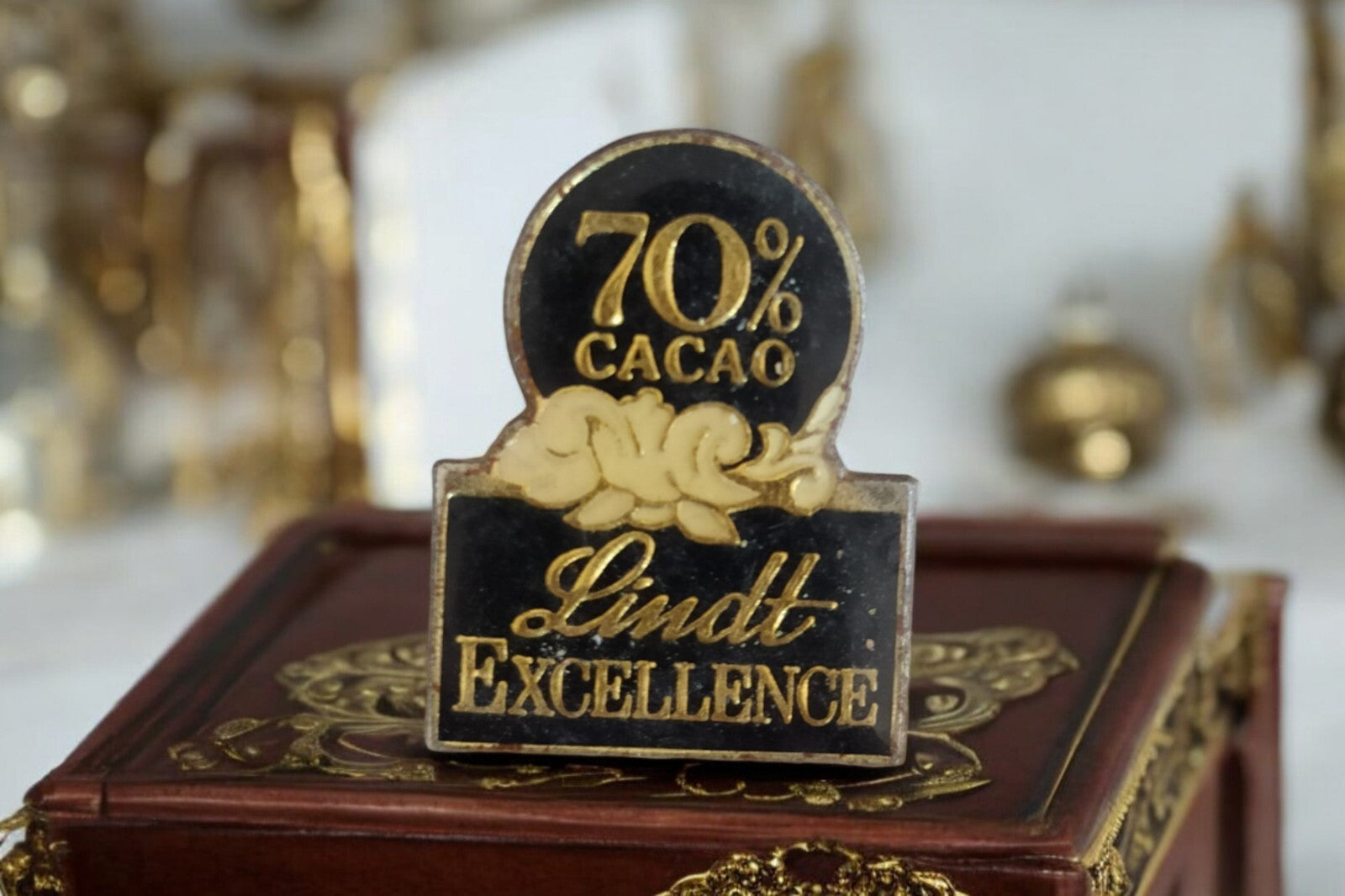 Pin's vintage Lindt Excellence 70% cacao noir orné, chocolat publicitaire rare