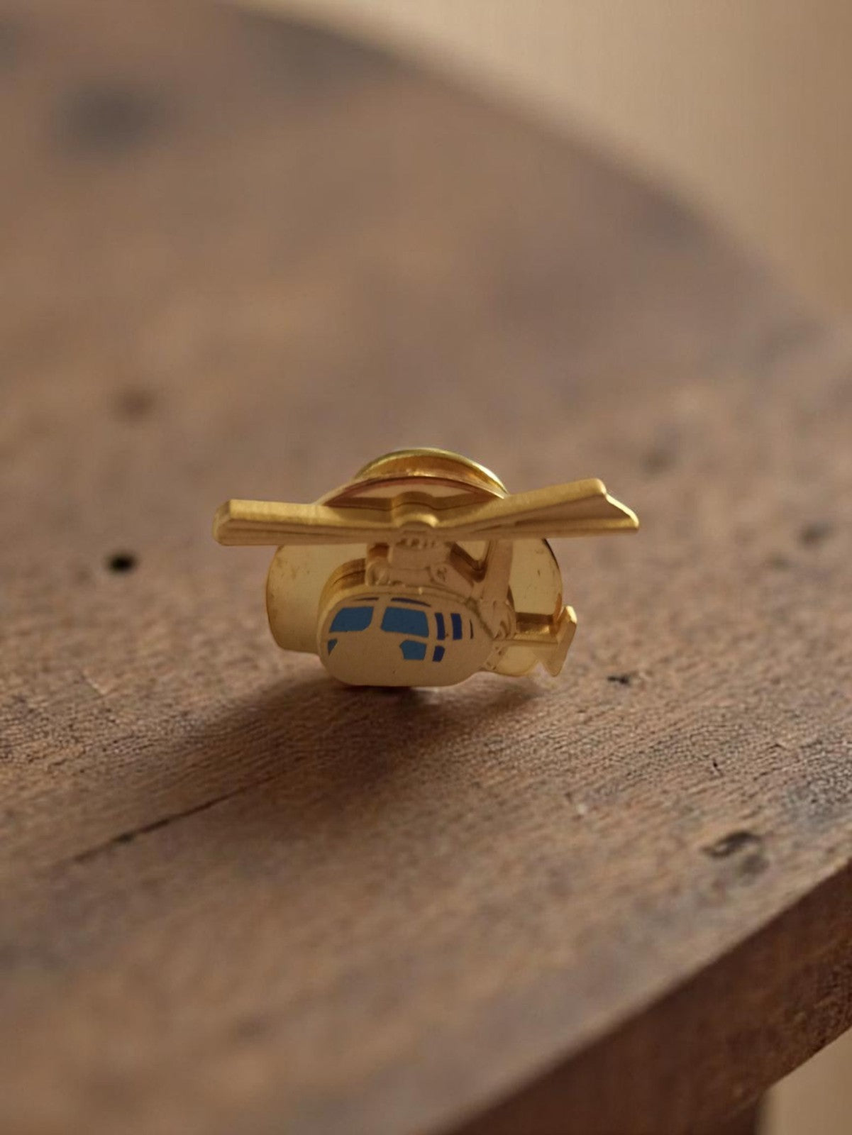Pin's hélicoptère vintage métal doré émaillé bleu badge aviation rétro