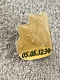 Pin's vintage doré enfants gravés 05.05.1234, badge ancien, Ref 8
