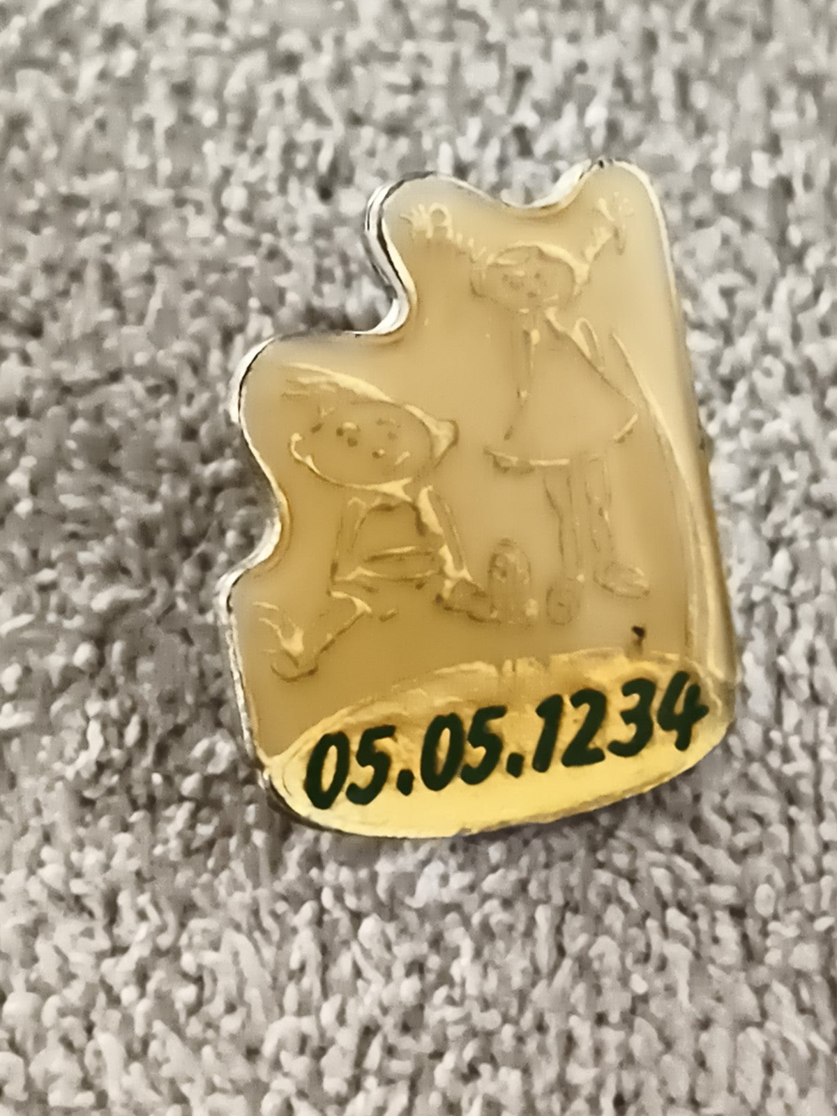 Pin's vintage doré enfants gravés 05.05.1234, badge ancien, Ref 8