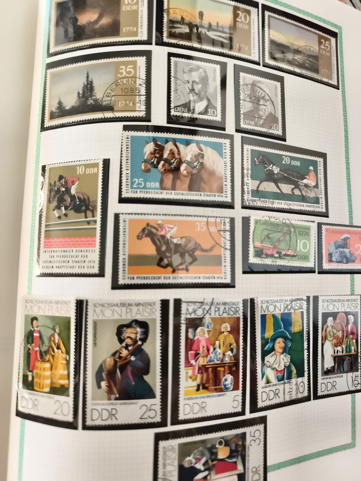 Timbres DDR oblitérés chevaux Mon Plaisir sport art Allemagne philatélie