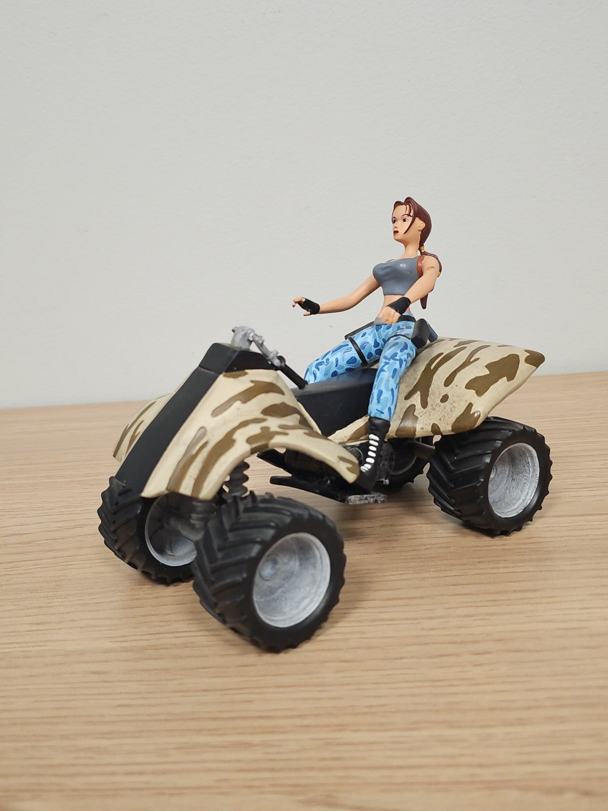 Figurine Tomb Raider Lara Croft sur Quad Bike par Atlas, modèle décoratif gaming