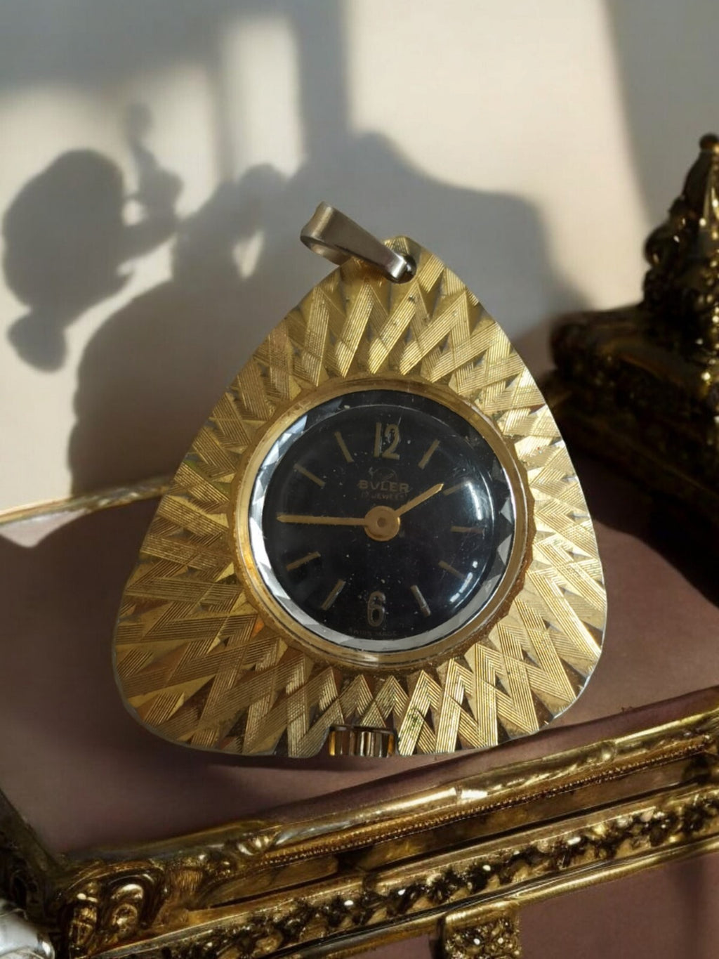 Montre pendentif vintage Buler plaquée or, forme triangle, ancienne, à réviser