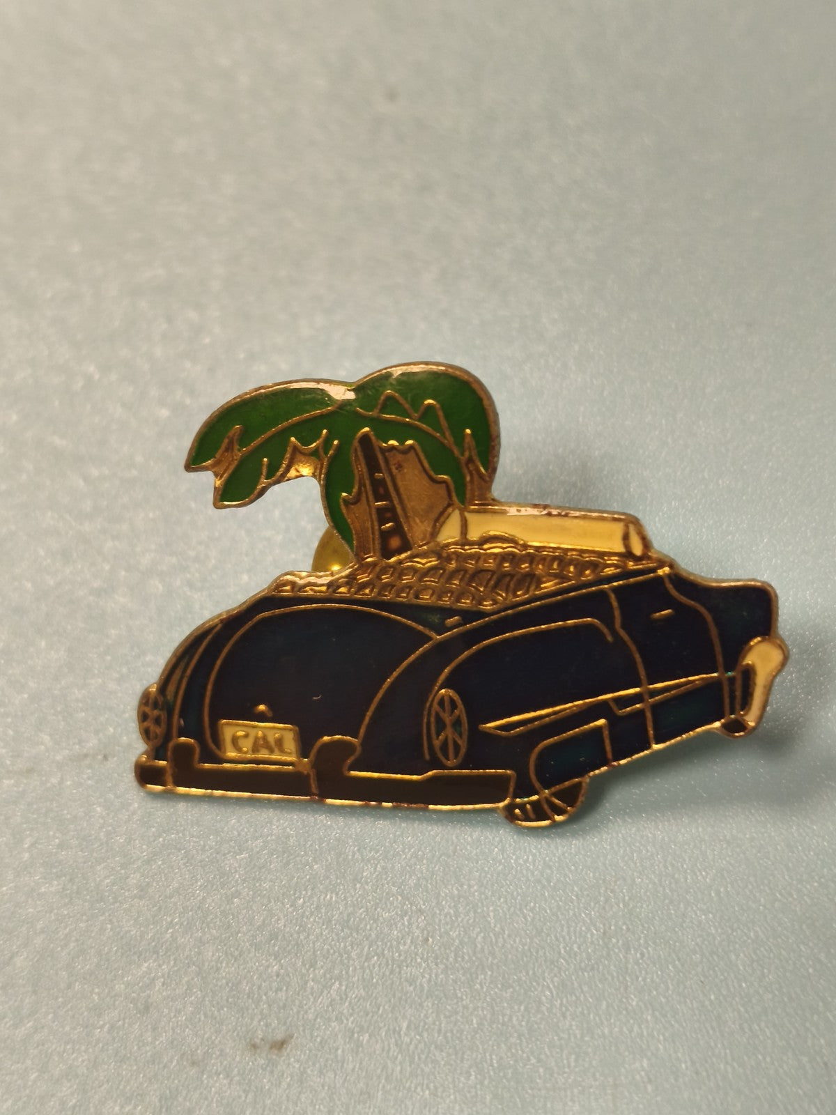 Pin's vintage voiture cabriolet et palmier, collection véhicule rétro