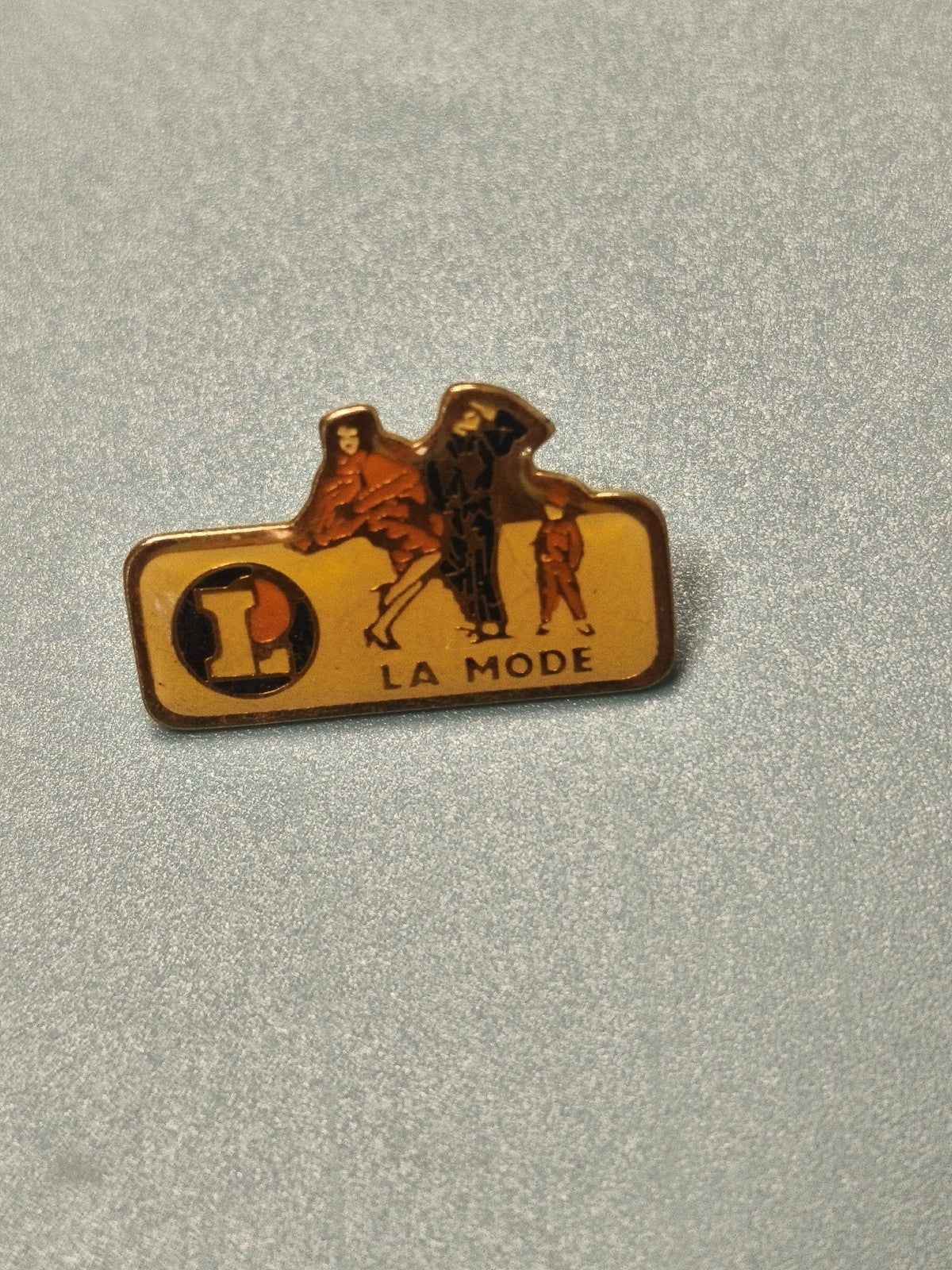 Vintage pin's Leclerc La Mode jaune, collection publicitaire ancien (ref 10)